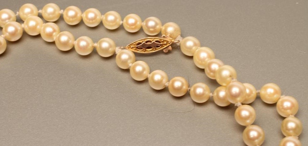A DOUBLE STRING OF GRADUATED CULTURED PEARLS Image