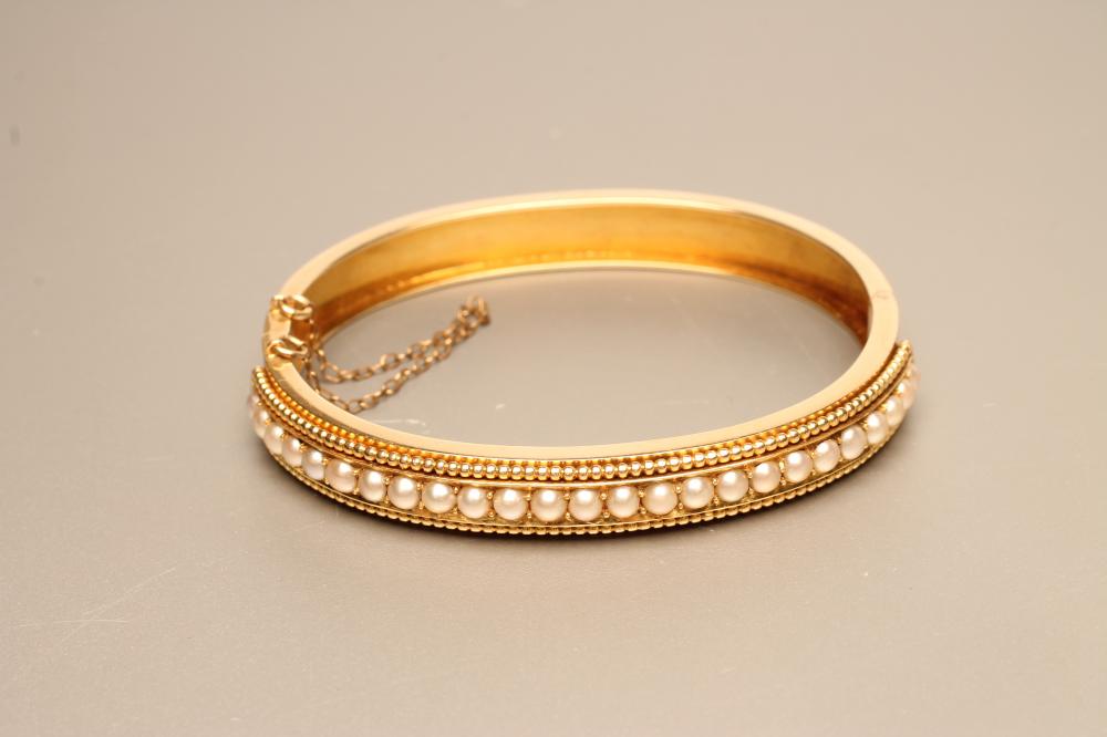 AN EDWARDIAN STIFF HINGED BANGLE Image