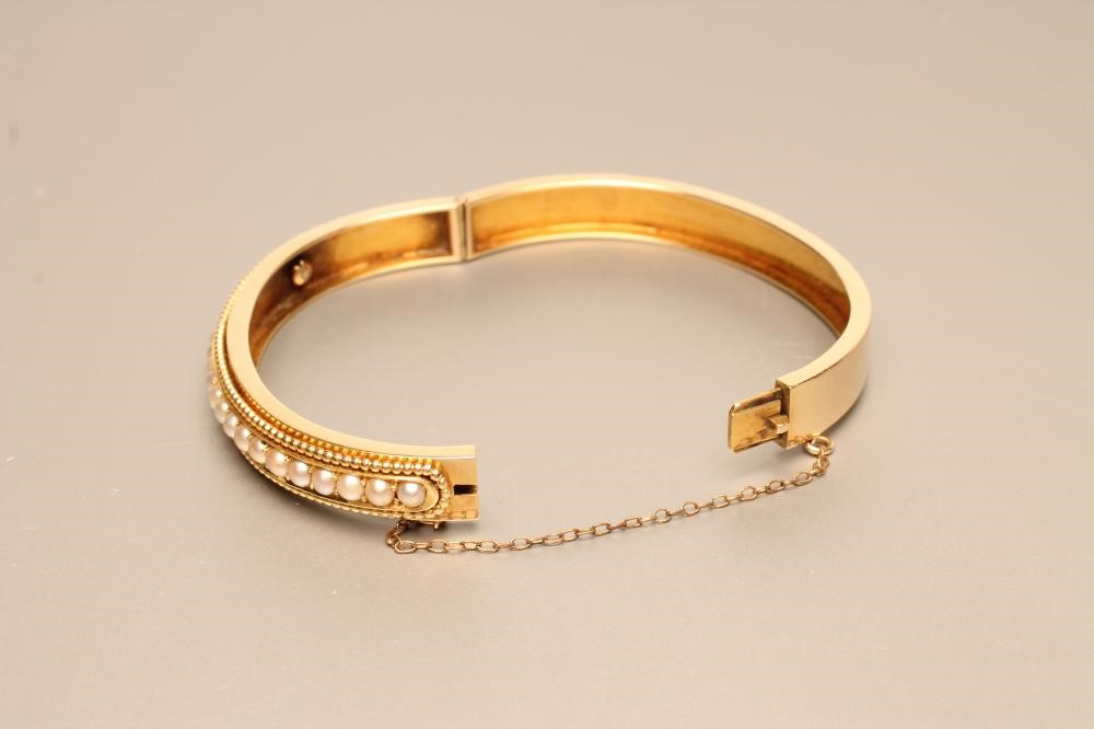 AN EDWARDIAN STIFF HINGED BANGLE Image
