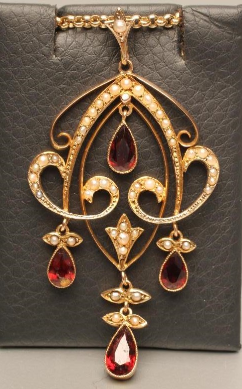 AN EDWARDIAN 9CT GOLD ART NOUVEAU PENDANT Image