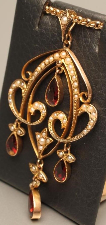 AN EDWARDIAN 9CT GOLD ART NOUVEAU PENDANT Image