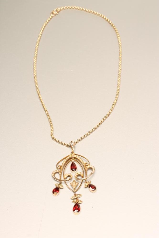 AN EDWARDIAN 9CT GOLD ART NOUVEAU PENDANT Image