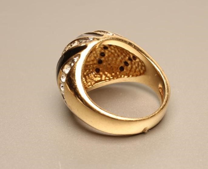 A 14KT GOLD COCKTAIL RING Image