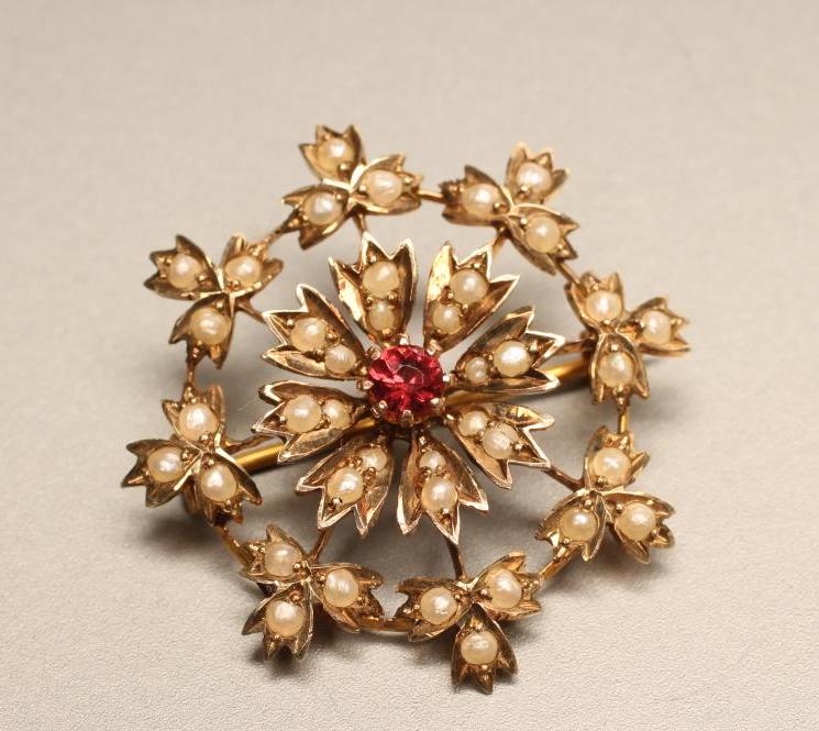 A LATE VICTORIAN 9CT GOLD SEED PEARL SET BROOCH Image