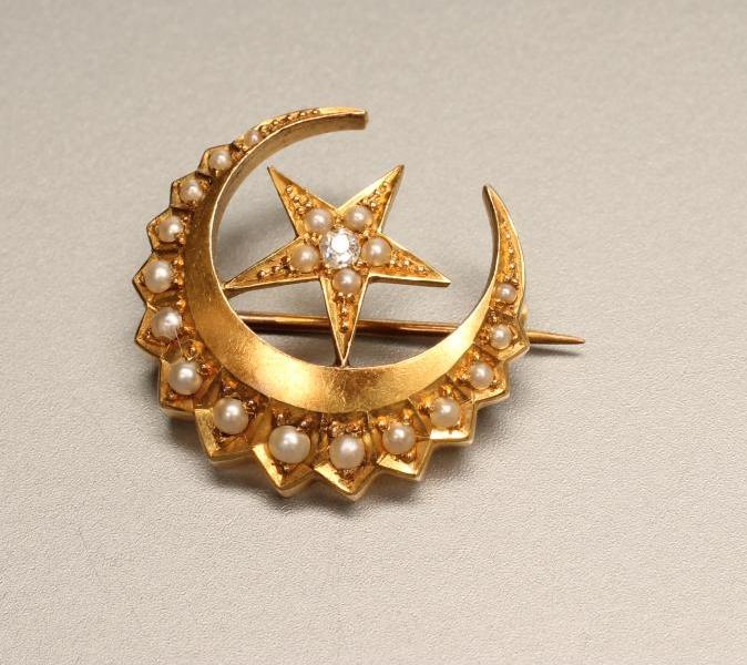 A VICTORIAN 18CT GOLD AND SEED PEARL CRESCENT BROOCH Image