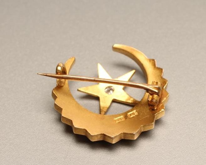 A VICTORIAN 18CT GOLD AND SEED PEARL CRESCENT BROOCH Image