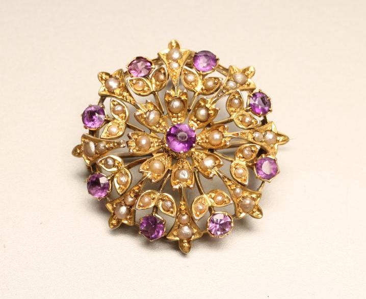 A VICTORIAN AMETHYST AND SEED PEARL CLUSTER BROOCH/PENDANT Image