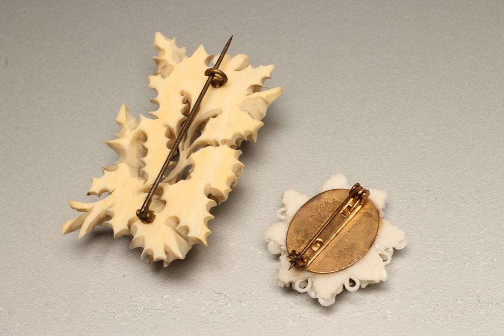 A VICTORIAN IVORY BROOCH carved and pierced as berried hollly branches Image