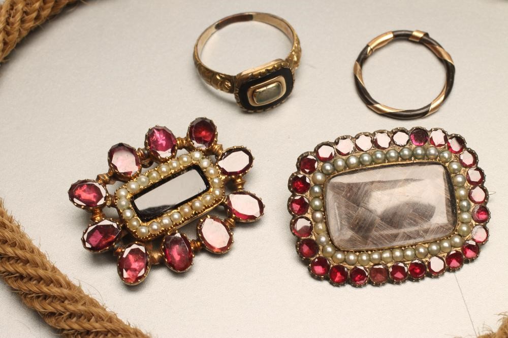 A COLLECTION OF EARLY VICTORIAN MOURNING JEWELLERY Image