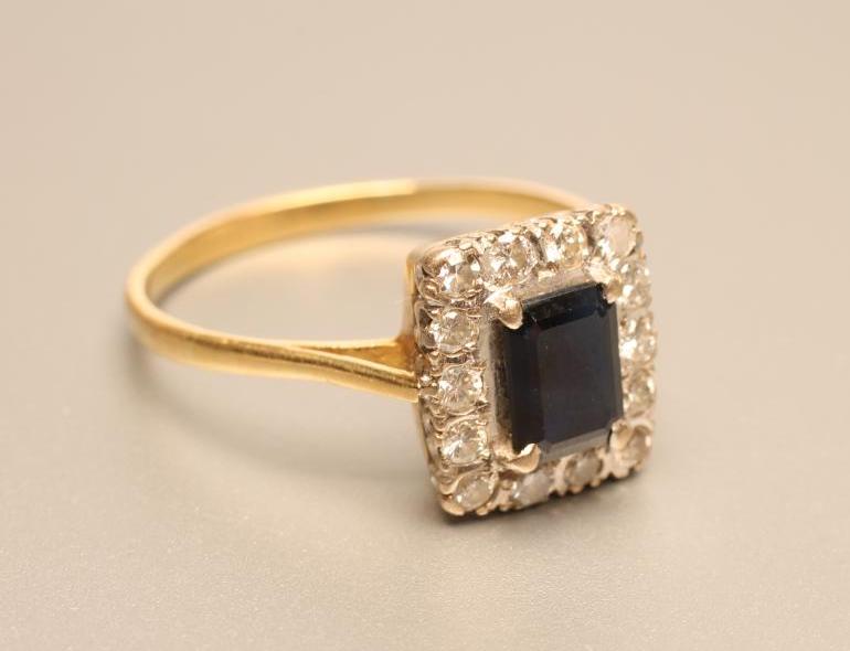 AN ART DECO SAPPHIRE AND DIAMOND CLUSTER RING Image