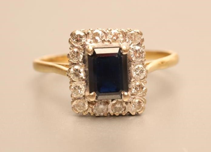AN ART DECO SAPPHIRE AND DIAMOND CLUSTER RING Image
