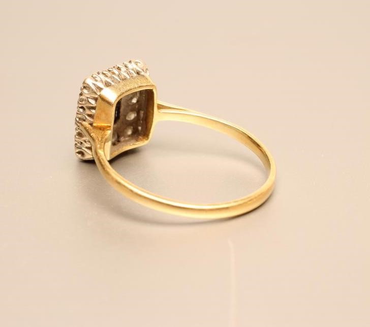 AN ART DECO SAPPHIRE AND DIAMOND CLUSTER RING Image