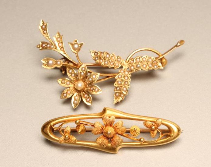 AN EDWARDIAN 15CT GOLD ART NOUVEAU BROOCH Image