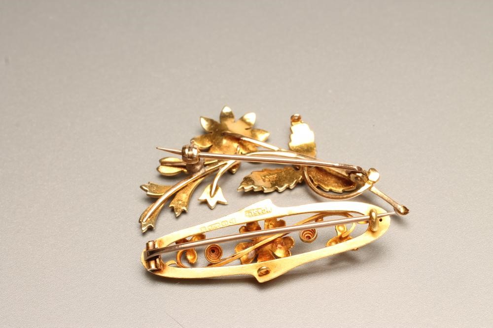 AN EDWARDIAN 15CT GOLD ART NOUVEAU BROOCH Image