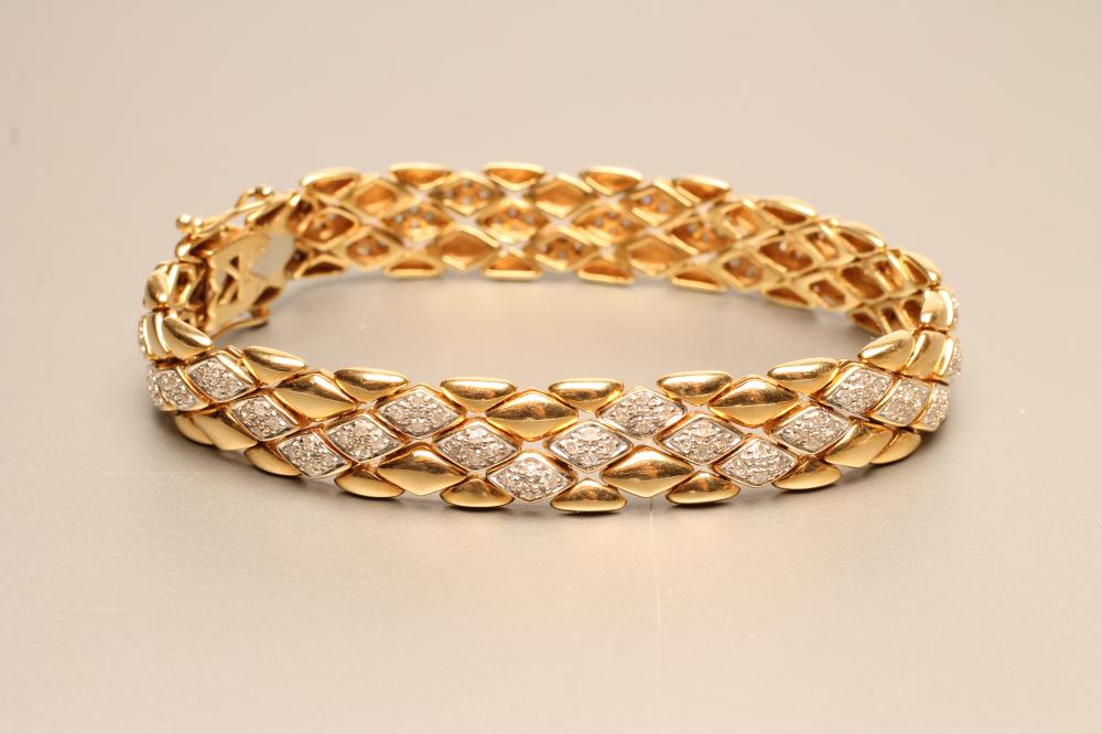 AN 18CT GOLD AND DIAMOND BRACELET Image