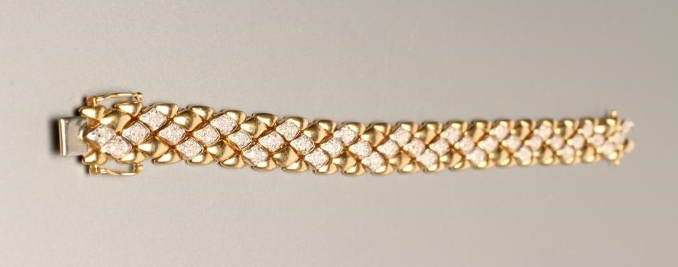 AN 18CT GOLD AND DIAMOND BRACELET Image