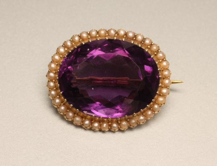 A LATE VICTORIAN AMETHYST BROOCH Image