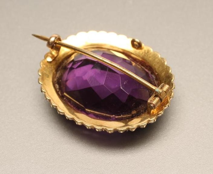 A LATE VICTORIAN AMETHYST BROOCH Image