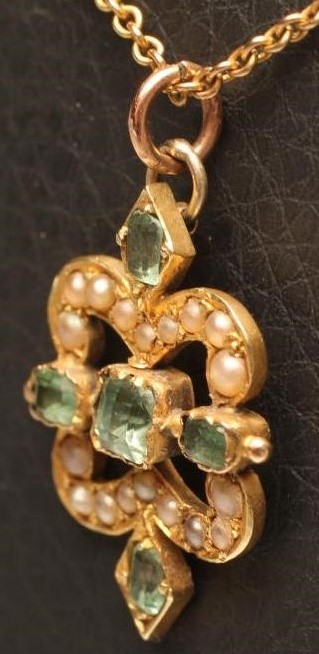 AN EDWARDIAN EMERALD AND SEED PEARL PENDANT Image