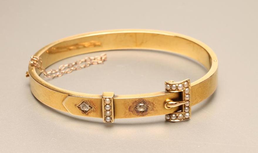 AN EDWARDIAN STIFF HINGED "BUCKLE" BANGLE Image