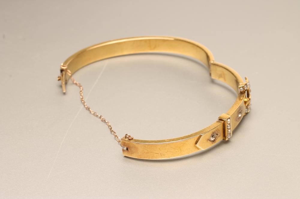 AN EDWARDIAN STIFF HINGED "BUCKLE" BANGLE Image