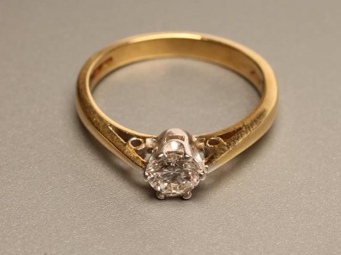 A SOLITAIRE DIAMOND RING Image