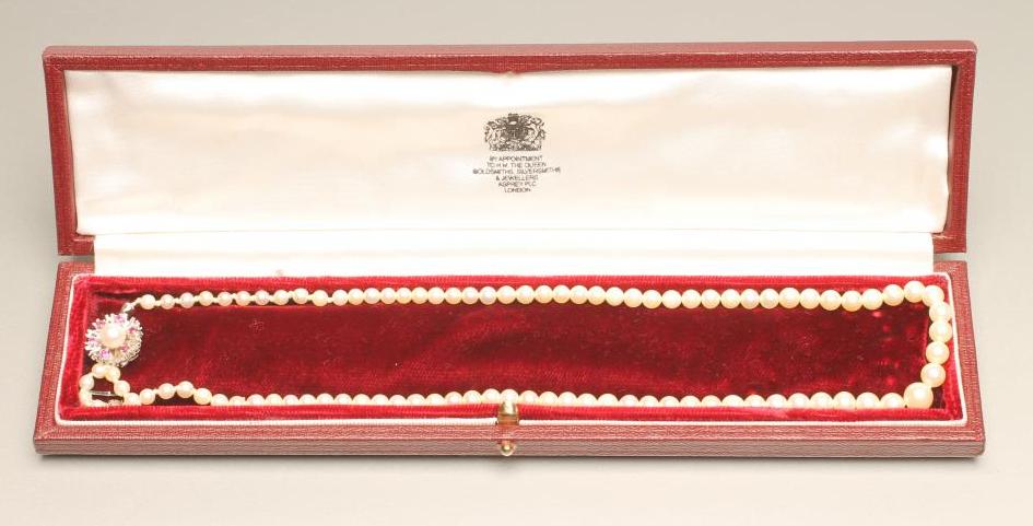 A SINGLE STRING OF GRADUATED CULTURED PEARLS Image