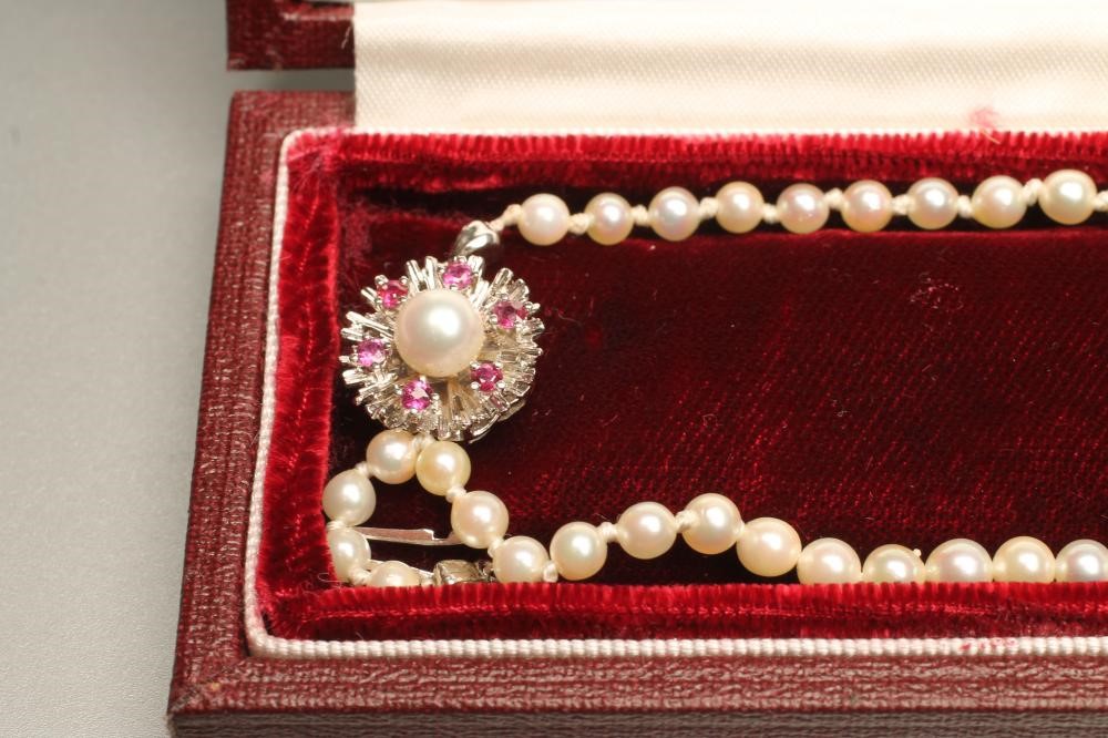 A SINGLE STRING OF GRADUATED CULTURED PEARLS Image