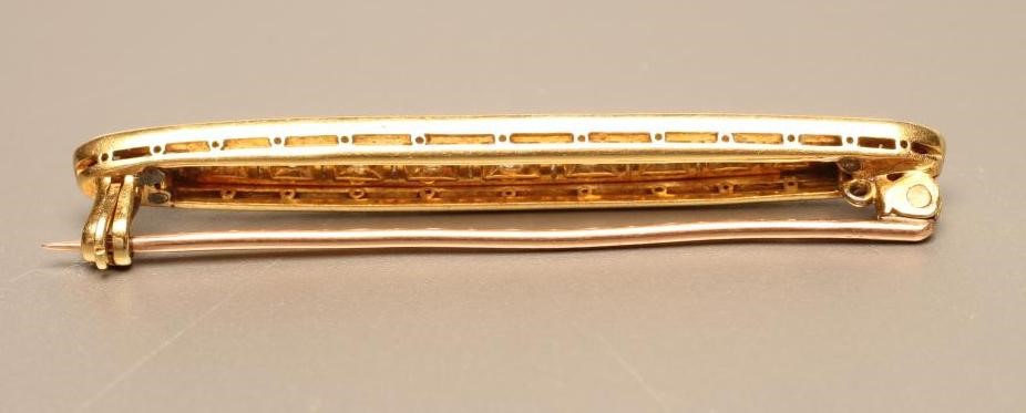 A DIAMOND BROOCH Image