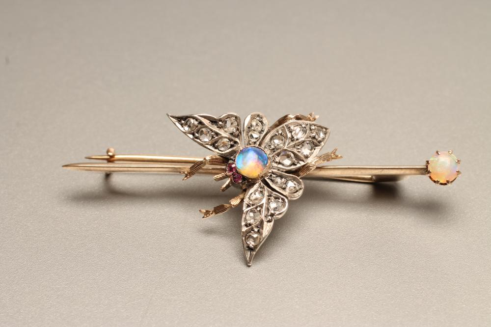 A LATE VICTORIAN NOVELTY BAR BROOCH Image