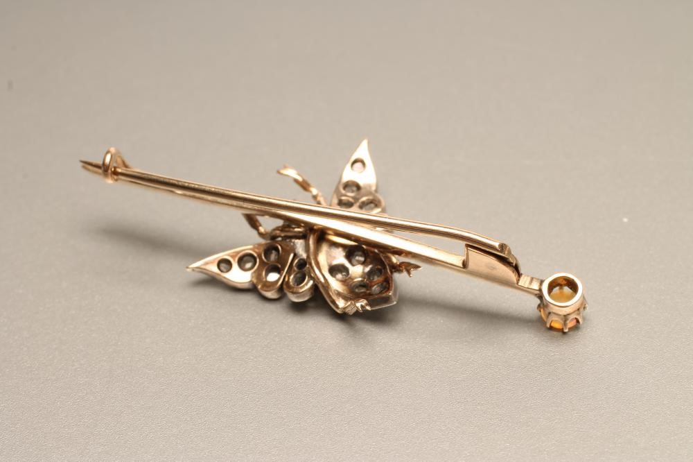 A LATE VICTORIAN NOVELTY BAR BROOCH Image