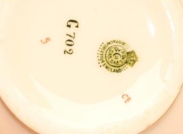 A ROYAL WORCESTER CHINA VASE Image