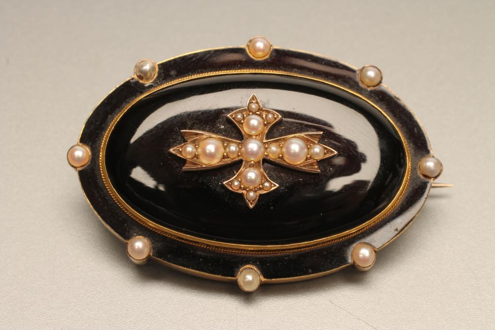 A VICTORIAN MOURNING BROOCH Image