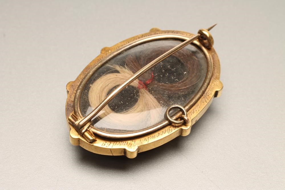 A VICTORIAN MOURNING BROOCH Image