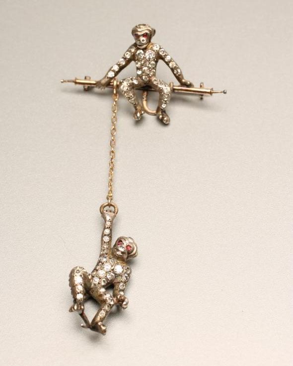 AN ART DECO CONTINENTAL SILVER DOUBLE BAR BROOCH channel set with square cut coloured paste Image