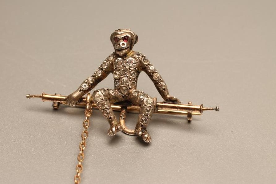 AN ART DECO CONTINENTAL SILVER DOUBLE BAR BROOCH channel set with square cut coloured paste Image