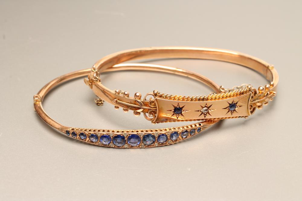 A LATE VICTORIAN 9CT GOLD STIFF HINGED BANGLE Image