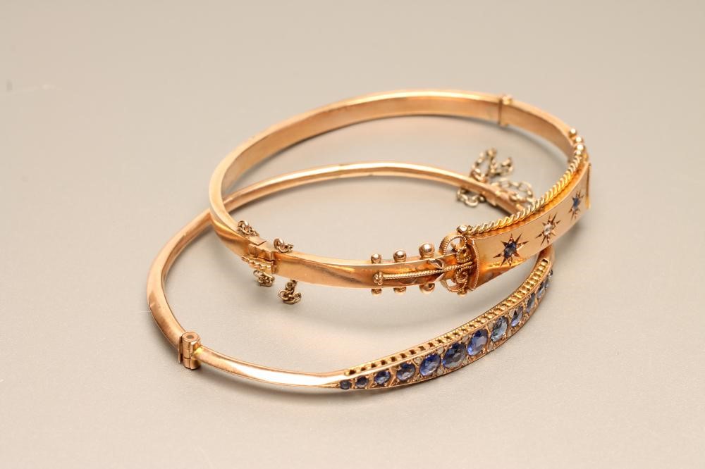 A LATE VICTORIAN 9CT GOLD STIFF HINGED BANGLE Image