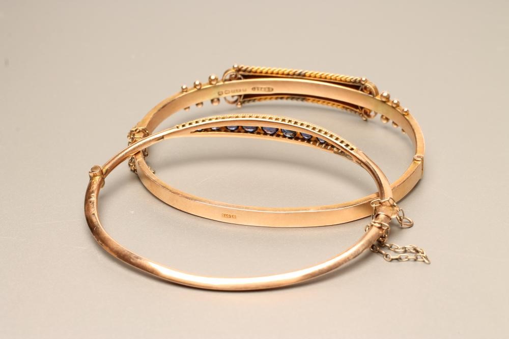 A LATE VICTORIAN 9CT GOLD STIFF HINGED BANGLE Image