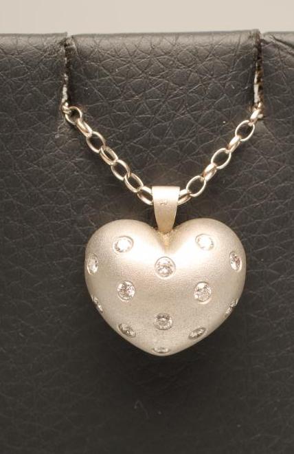AN 18CT WHITE GOLD HEART PENDANT Image