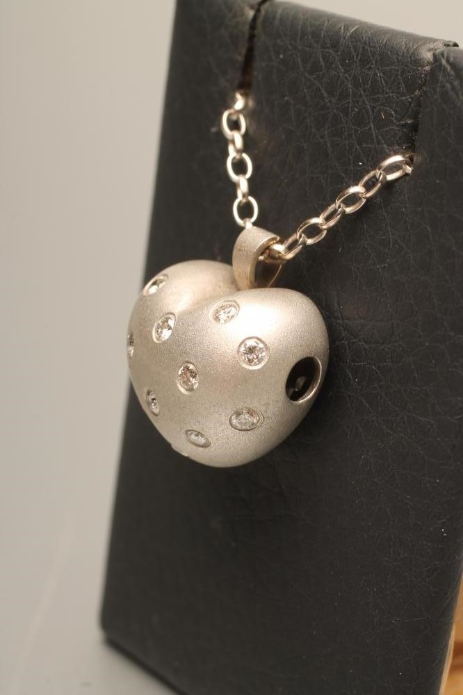 AN 18CT WHITE GOLD HEART PENDANT Image