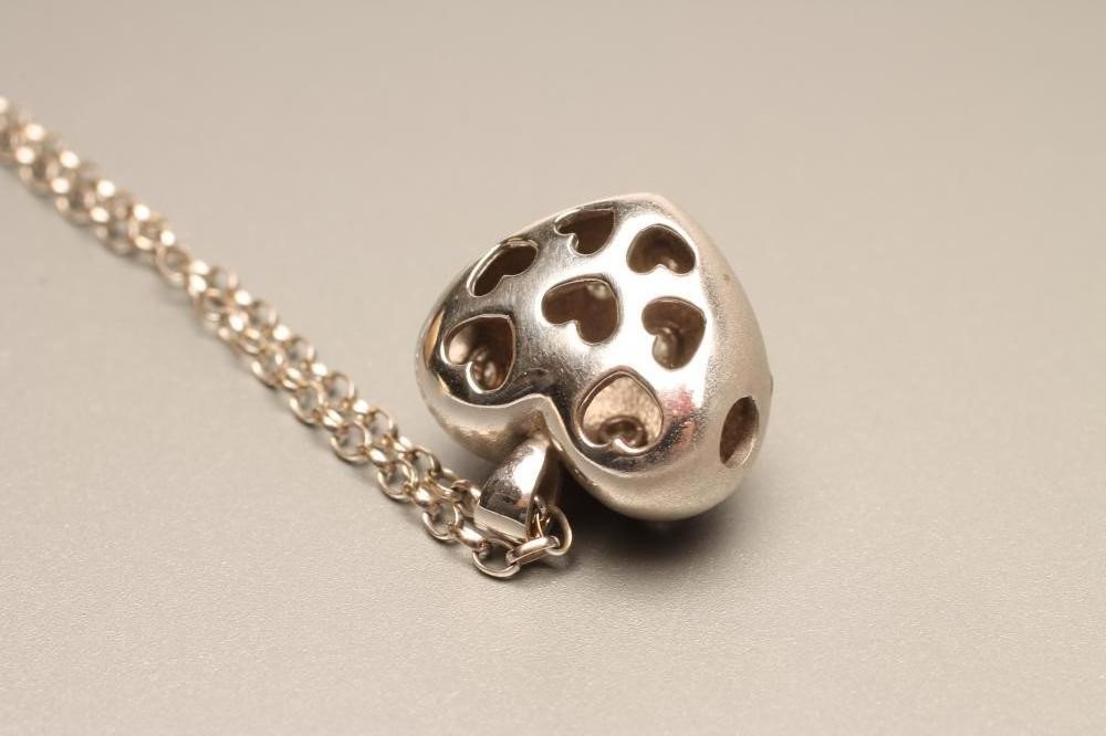 AN 18CT WHITE GOLD HEART PENDANT Image