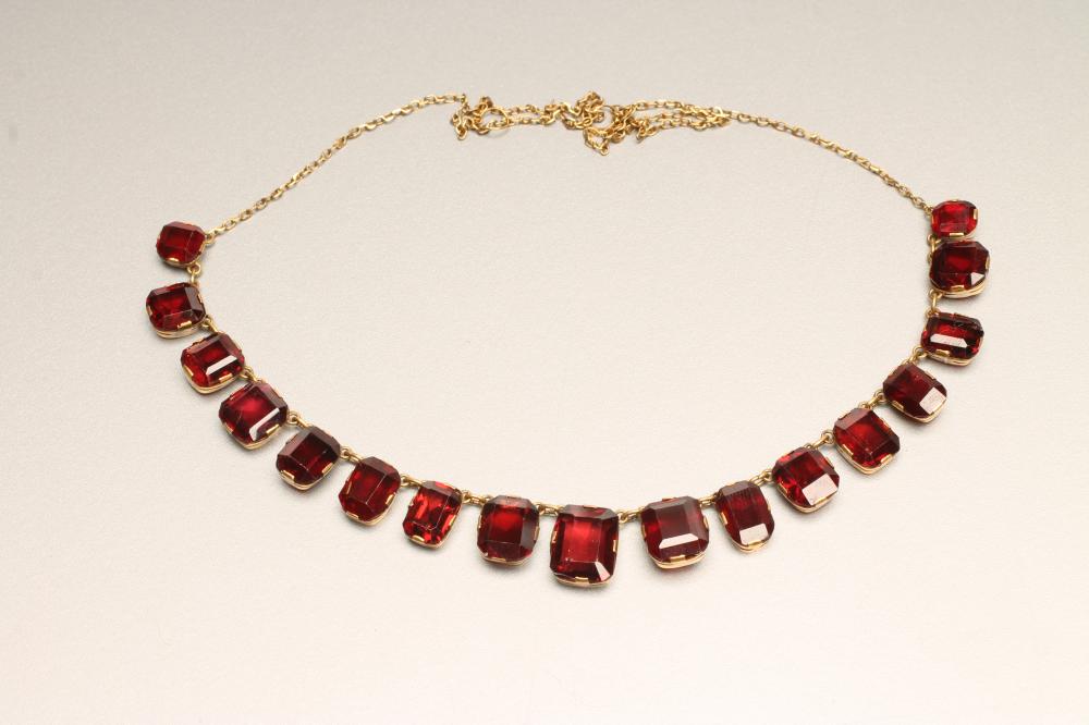 A VICTORIAN GARNET NECKLACE Image