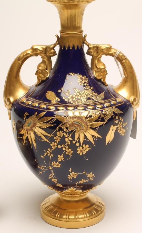 A ROYAL WORCESTER CHINA POT POURRI AND COVER Image