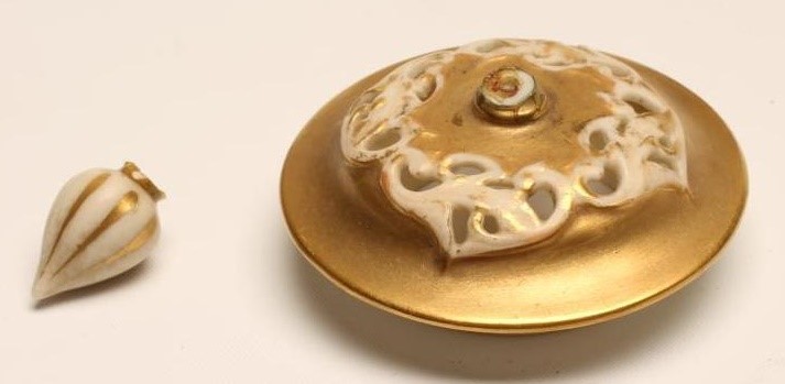 A ROYAL WORCESTER CHINA POT POURRI AND COVER Image