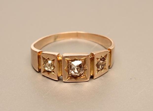 A THREE STONE DIAMOND RING Image