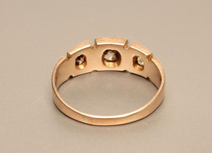 A THREE STONE DIAMOND RING Image