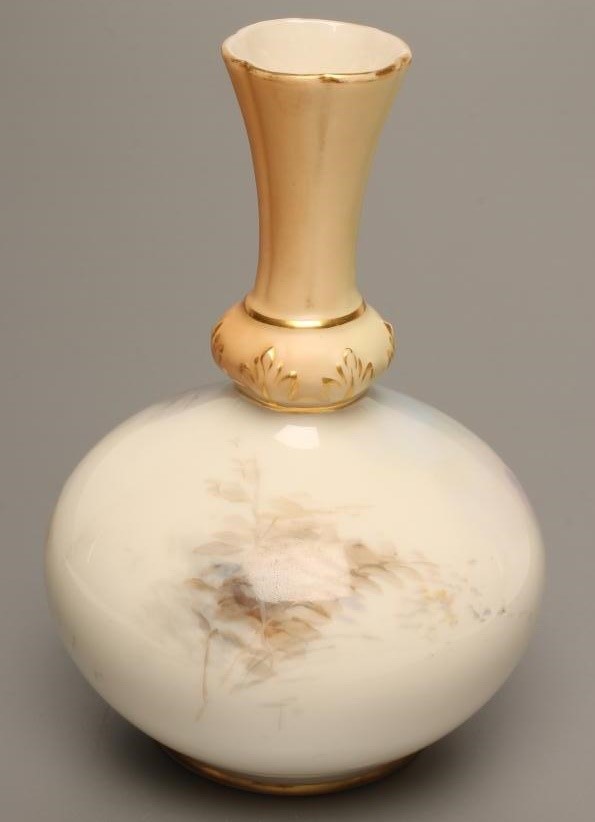 A ROYAL WORCESTER CHINA VASE Image