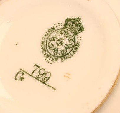 A ROYAL WORCESTER CHINA VASE Image