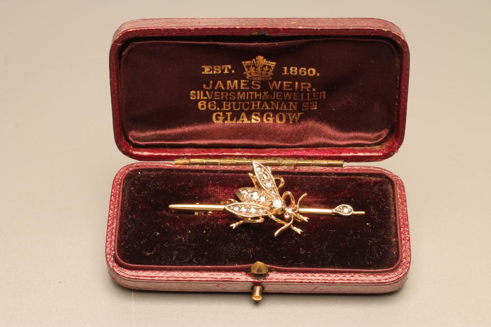 A VICTORIAN NOVELTY BAR BROOCH Image